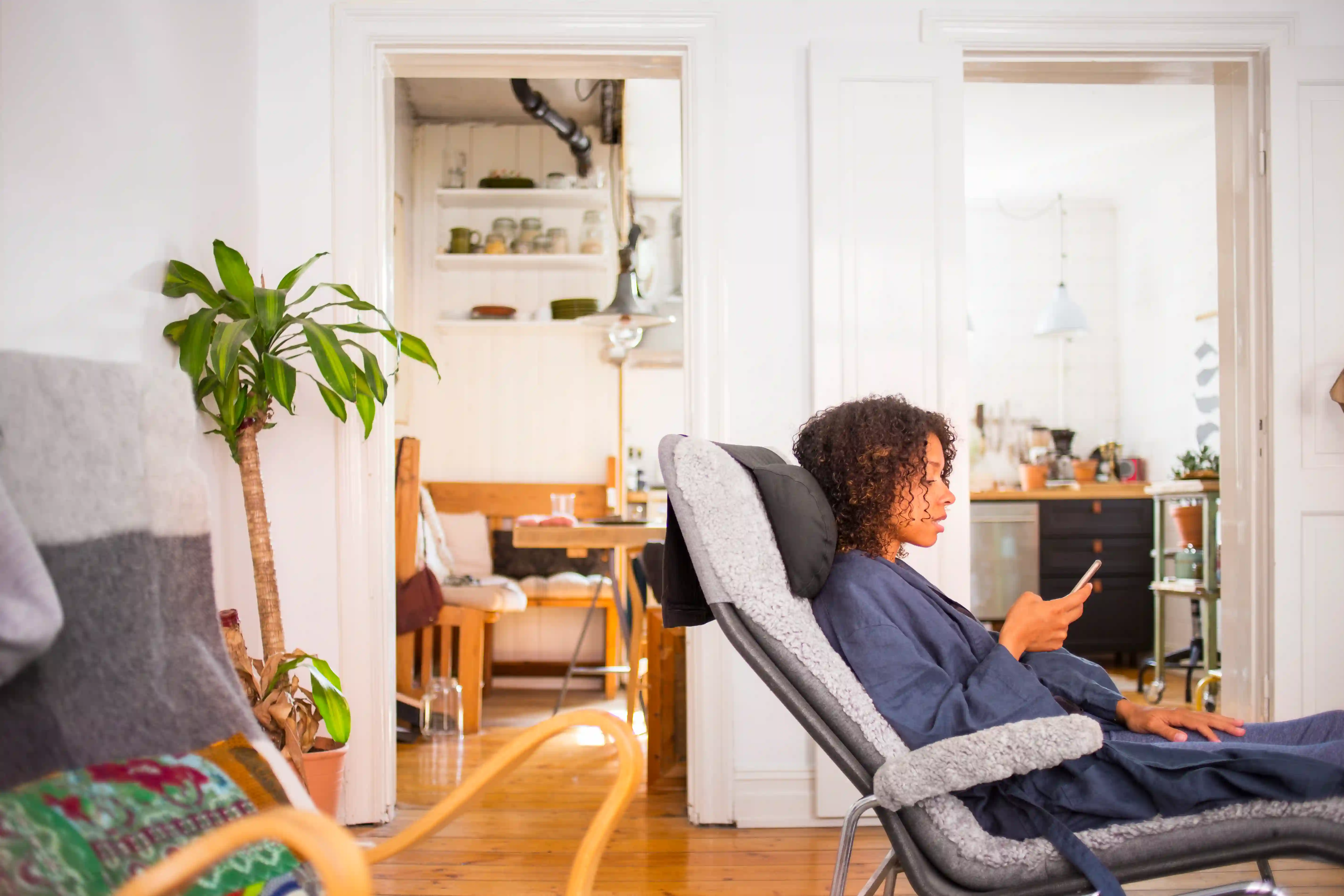 Femme qui se relaxe dans airbnb